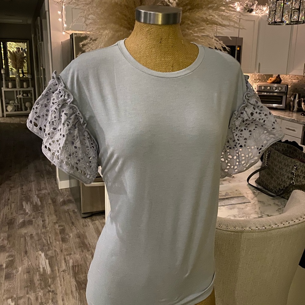 Women’s top with ruffle lace sleeve